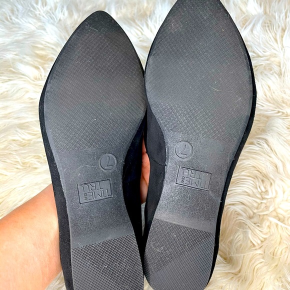 🖤 Black Suede Pointed Toe Flats 🖤 - Picture 3 of 3